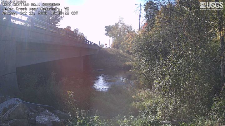 Cedar Creek at Cedarburg, WI: the newest picture from the USGS camera