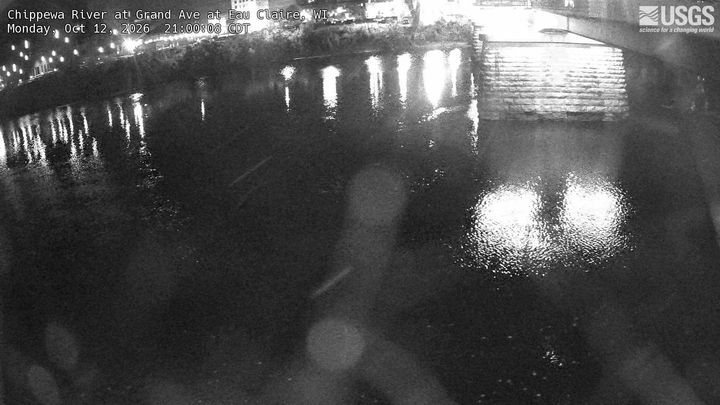 Chippewa River (WI) at Eau Claire, WI: the newest picture from the USGS camera