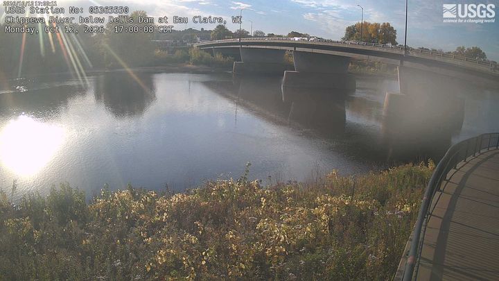 Chippewa River below Dells Dam at Eau Claire: the newest picture from the USGS camera