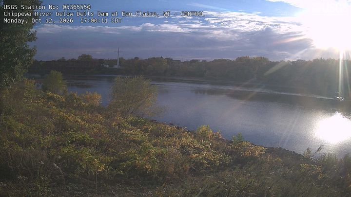 Chippewa River below Dells Dam at Eau Claire CONTROL: the newest picture from the USGS camera