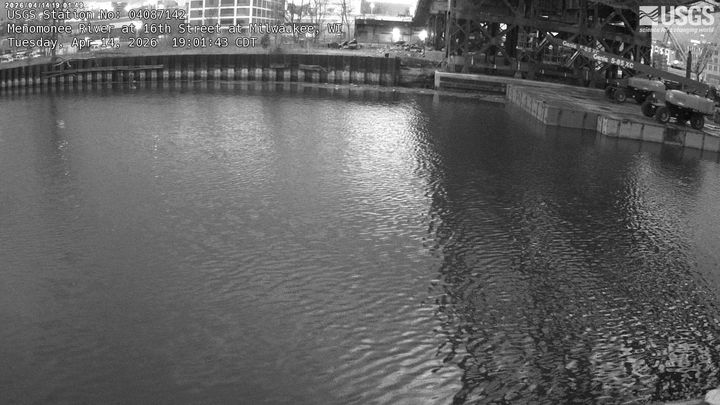 Menomonee River at 16th Street at Milwaukee Webcam view