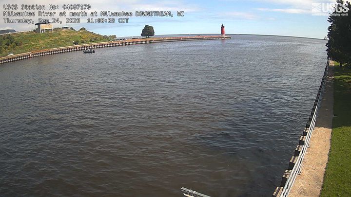 Milwaukee River at mouth at Milwaukee DOWNSTREAM