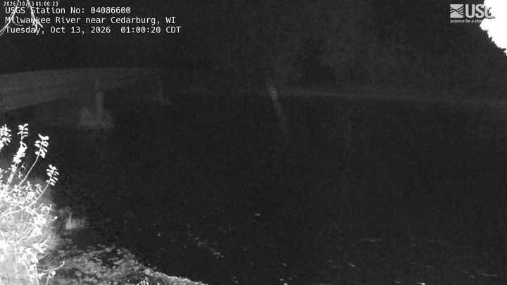 Milwaukee River near Cedarburg: the newest picture from the USGS camera