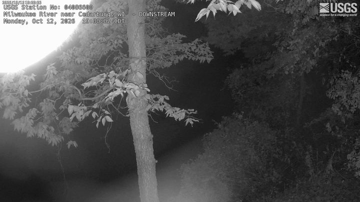 Milwaukee River near Cedarburg DOWNSTREAM: the newest picture from the USGS camera