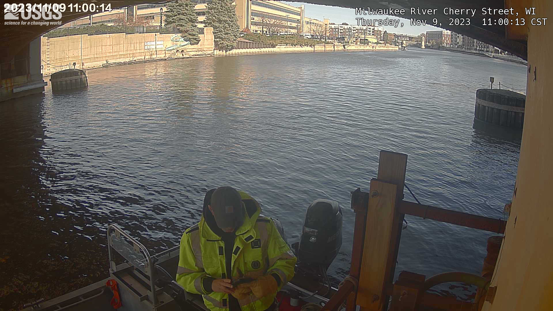 USGS HIVIS CAM Milwaukee River Cherry Street