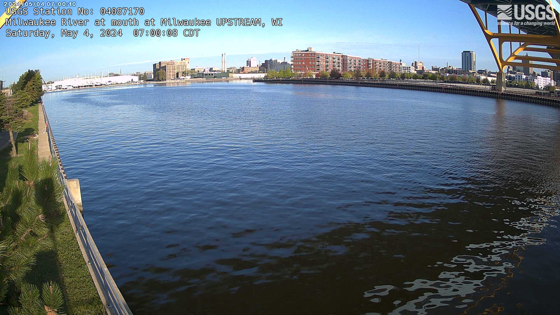 Webcam at streamgage at Milwaukee River at Mouth at Milwaukee, Wisconsin